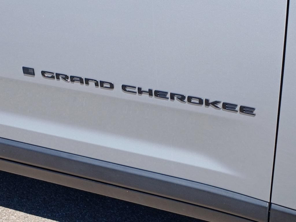 Used 2023 Silver Jeep Altitude X image 30