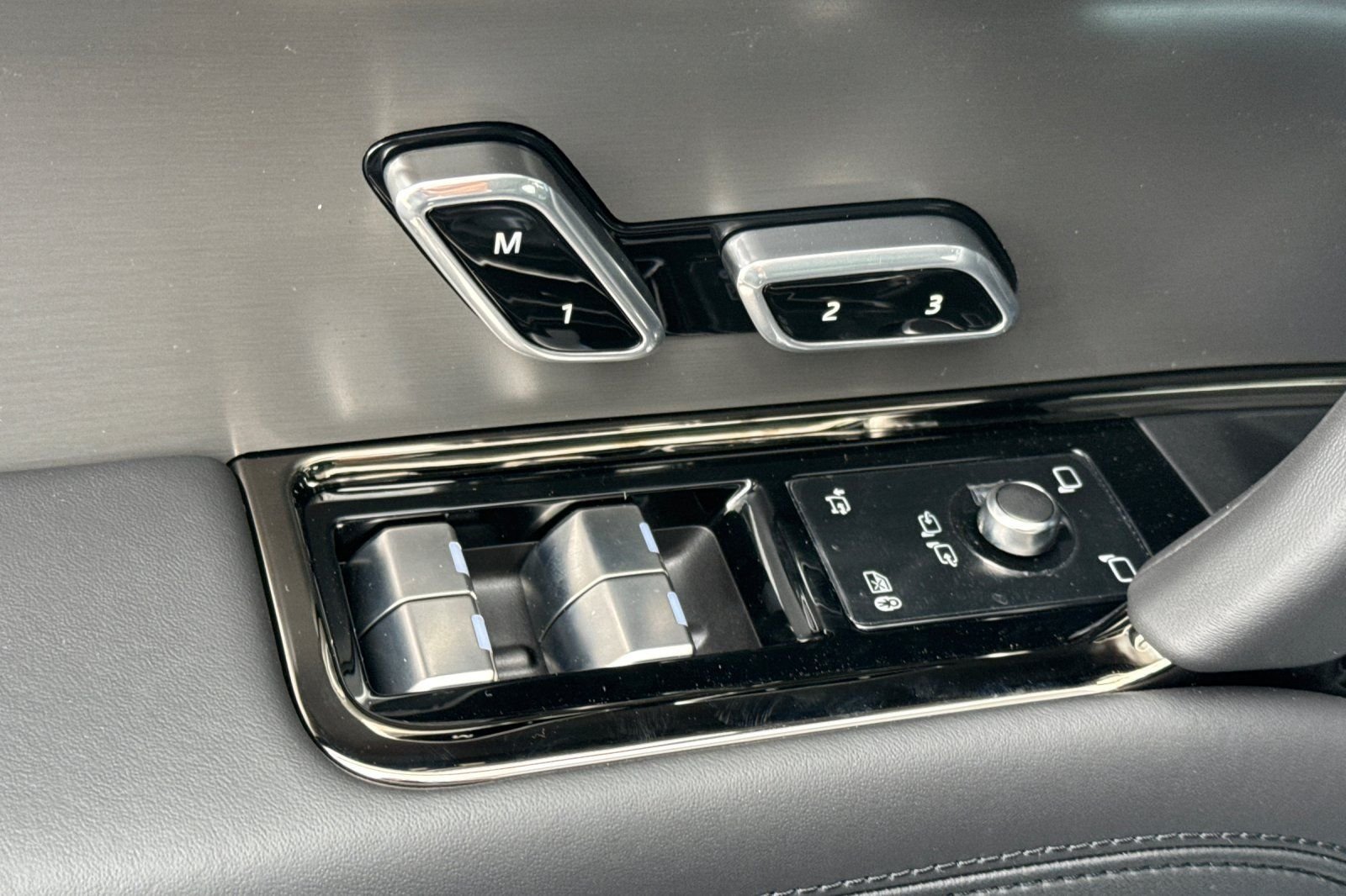 New 2026 Varesine Blue Land Rover SE image 11