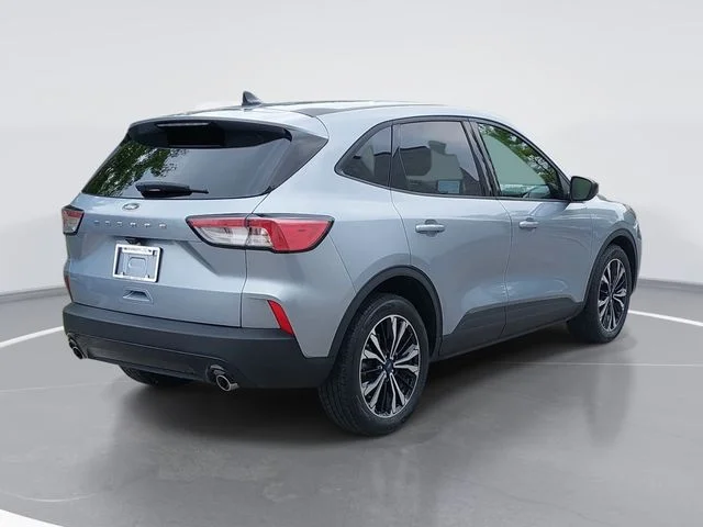 Used 2022 Blue Ford SE image 3