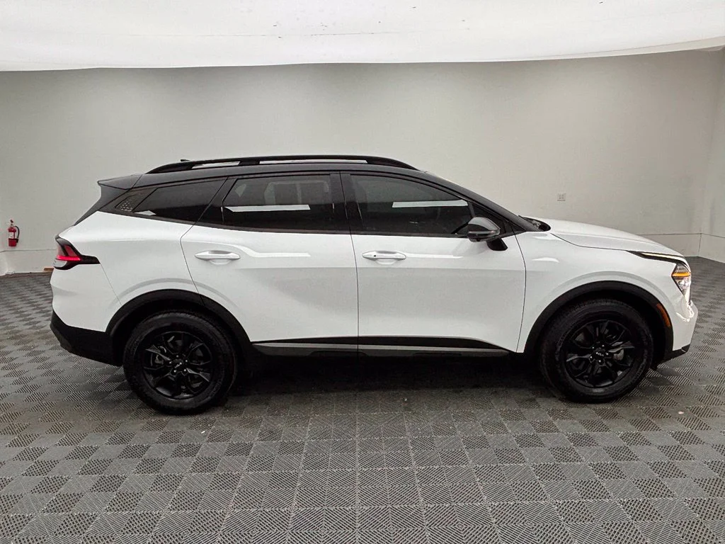 Used 2023 White Kia X-Pro Prestige image 7