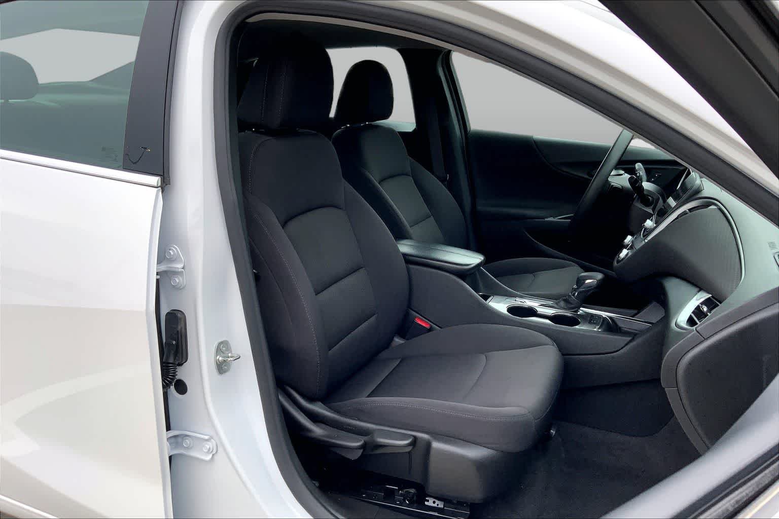 Used 2024 Summit White Chevrolet LT image 9