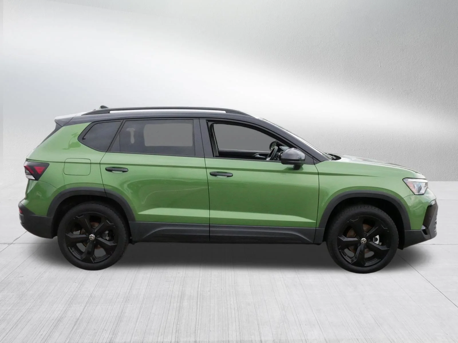 Certified Used 2025 Bright Moss Green Metallic/Deep Black Roof Volkswagen SE Black image 8