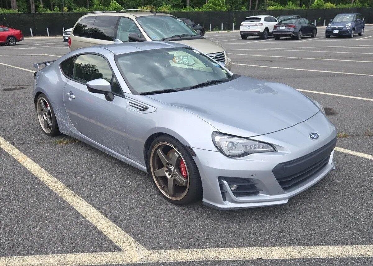 Used 2020 Ice Silver Metallic Subaru Limited image 2