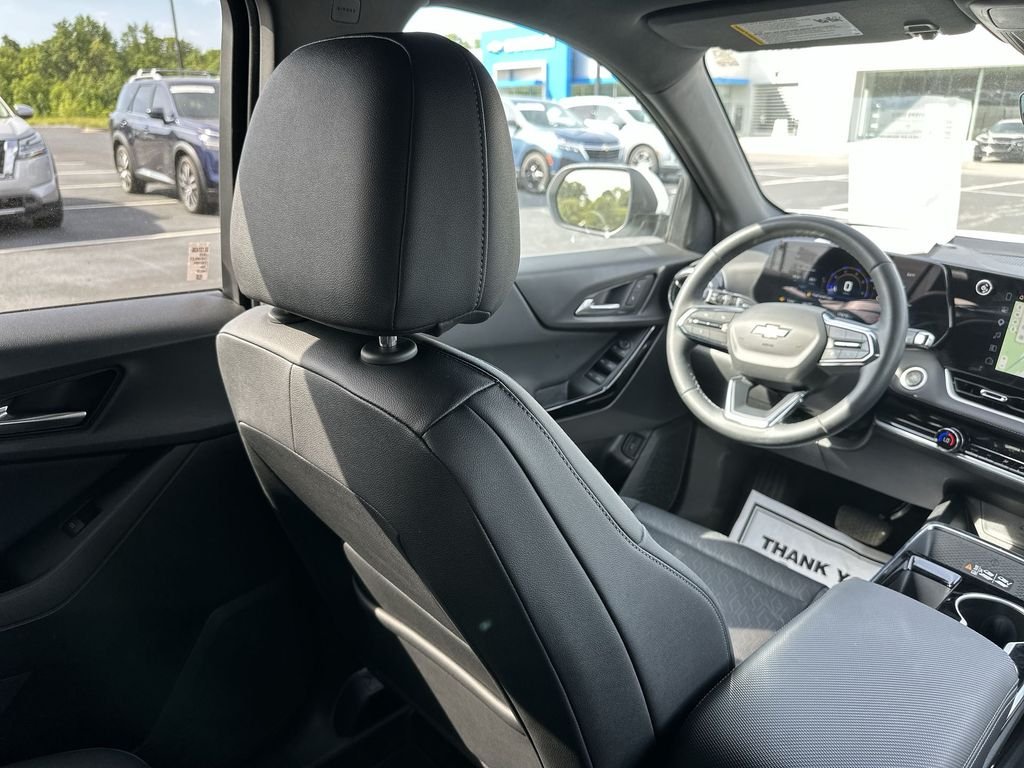 Used 2025 White Chevrolet LT image 15