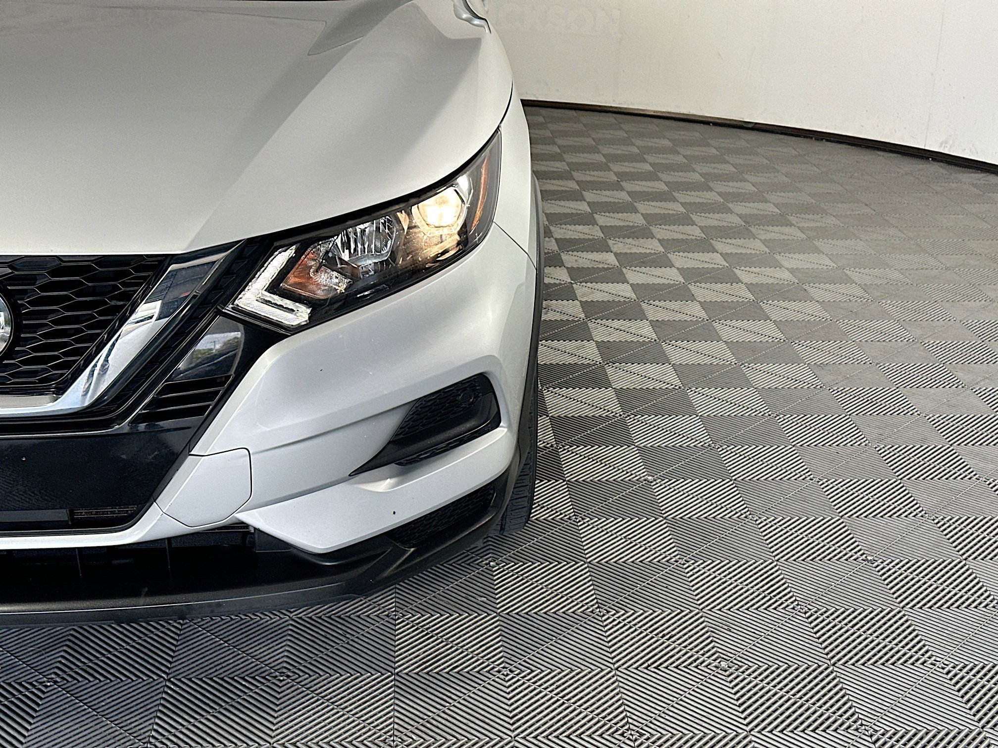 Used 2021 Brilliant Silver Metallic Nissan S image 9