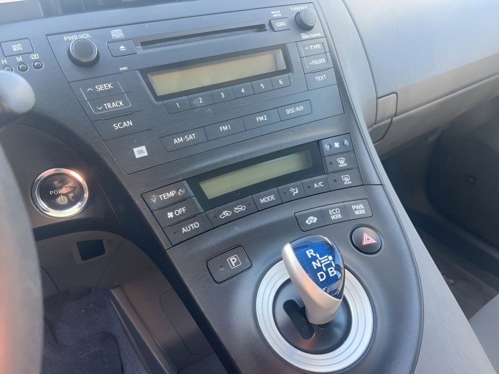 Used 2010 White Toyota V image 17