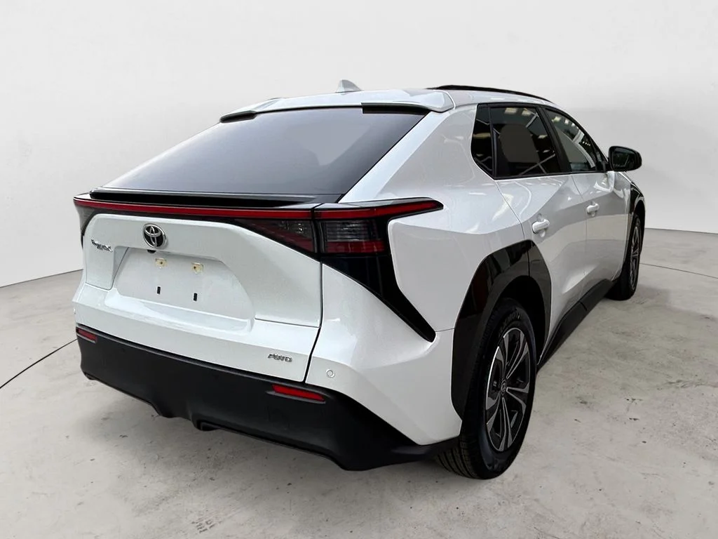 Used 2023 Pearl Toyota XLE image 5