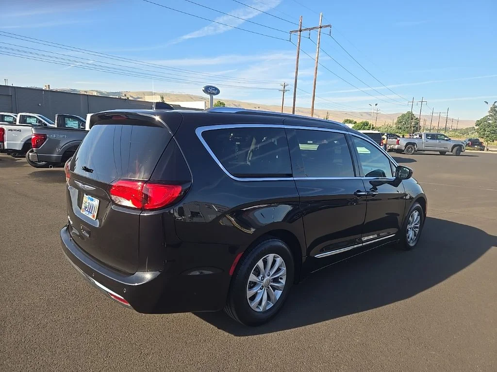 Used 2019 Black Chrysler Touring L image 4