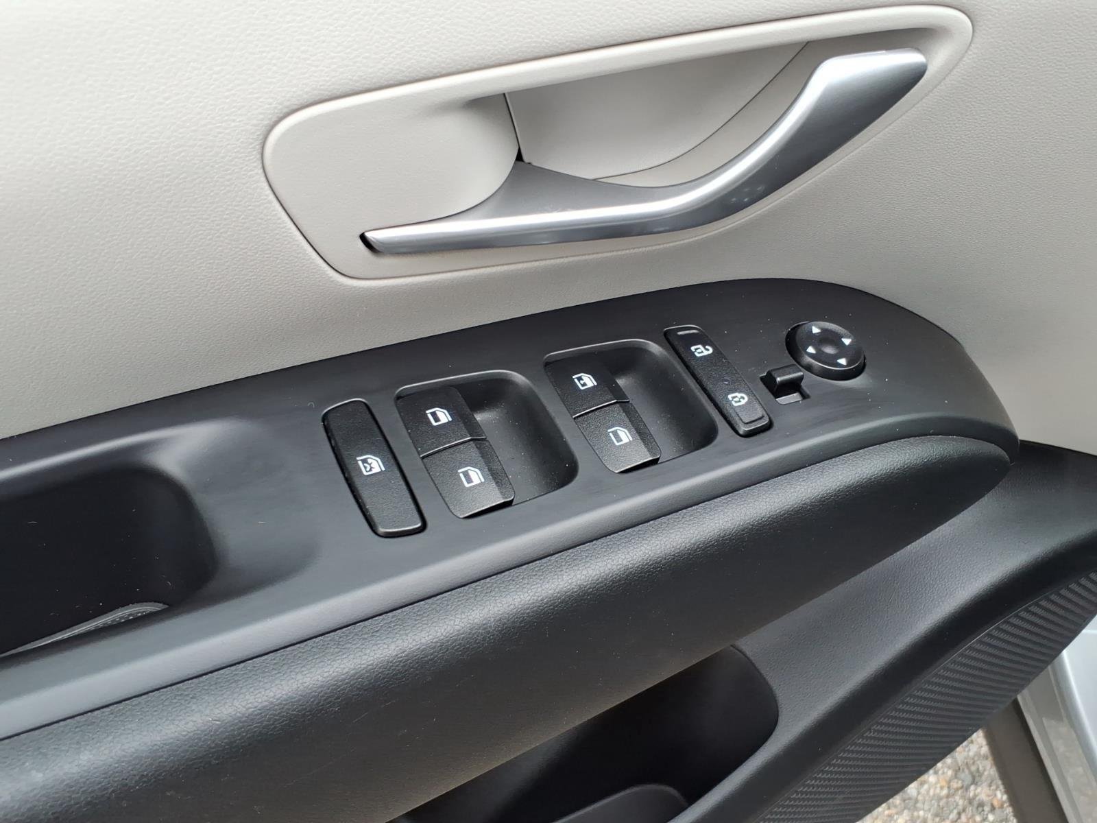 Used 2024 Shimmering Silver Hyundai SE image 12