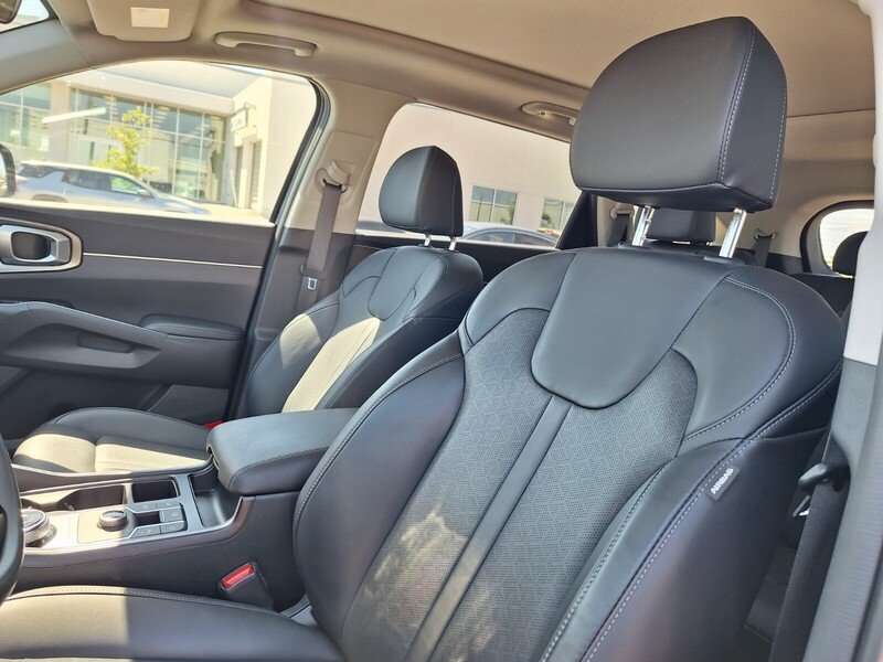 Used 2022 Black Kia EX image 10