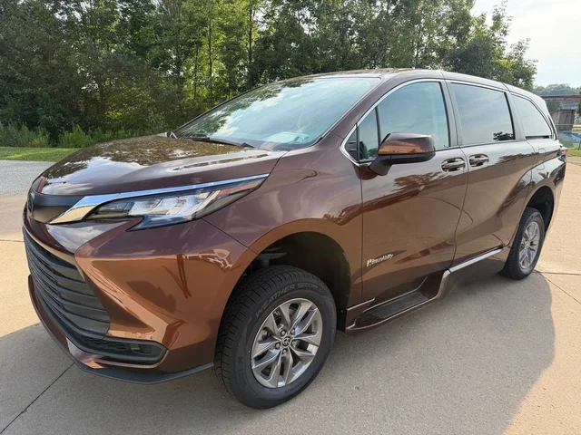 2022 Toyota Sienna LE