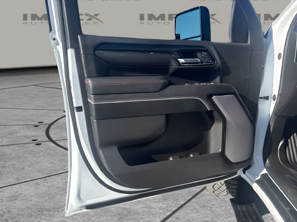 Used 2025 White GMC AT4X image 27
