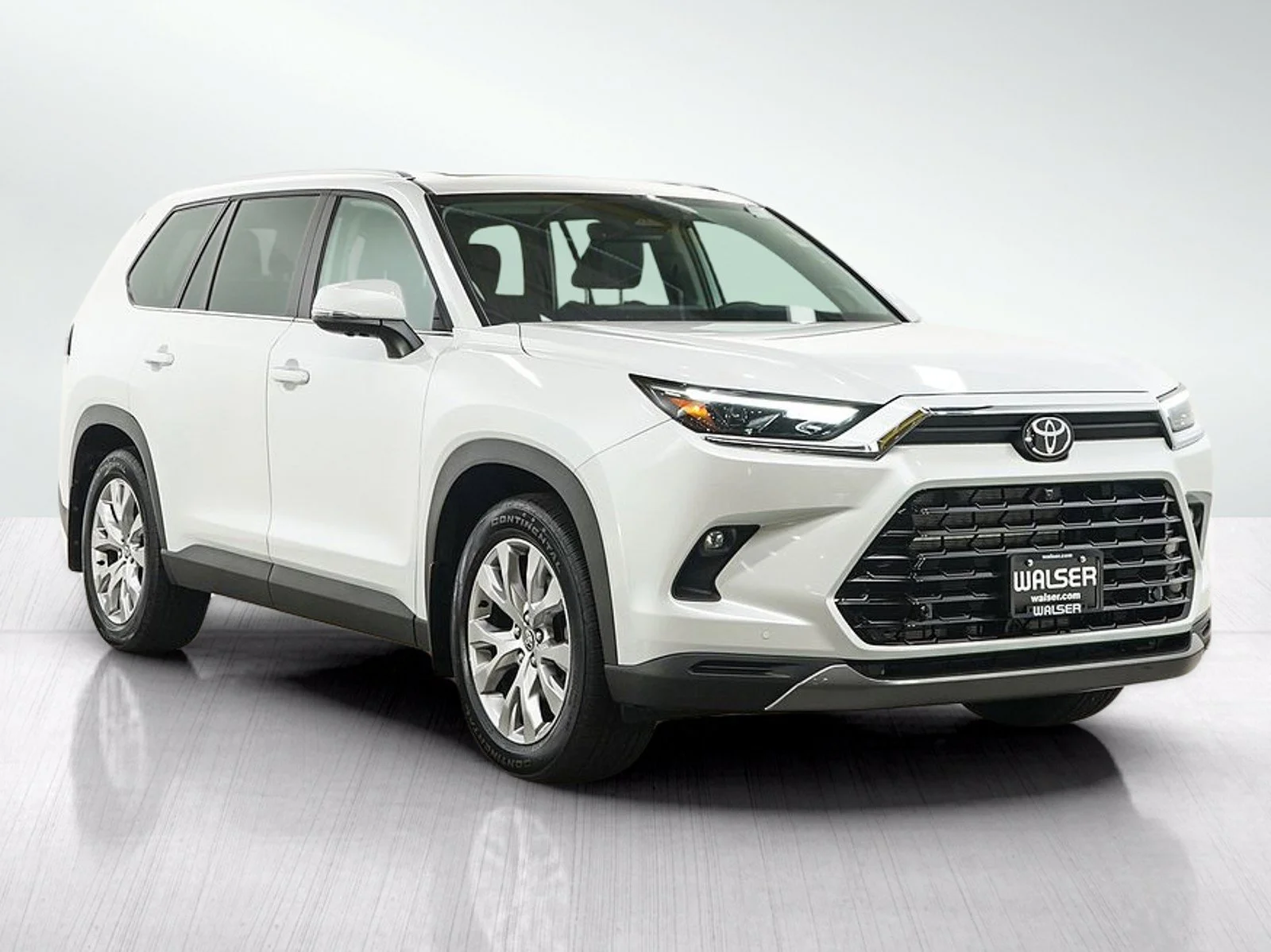 Used 2025  Toyota XLE image 7