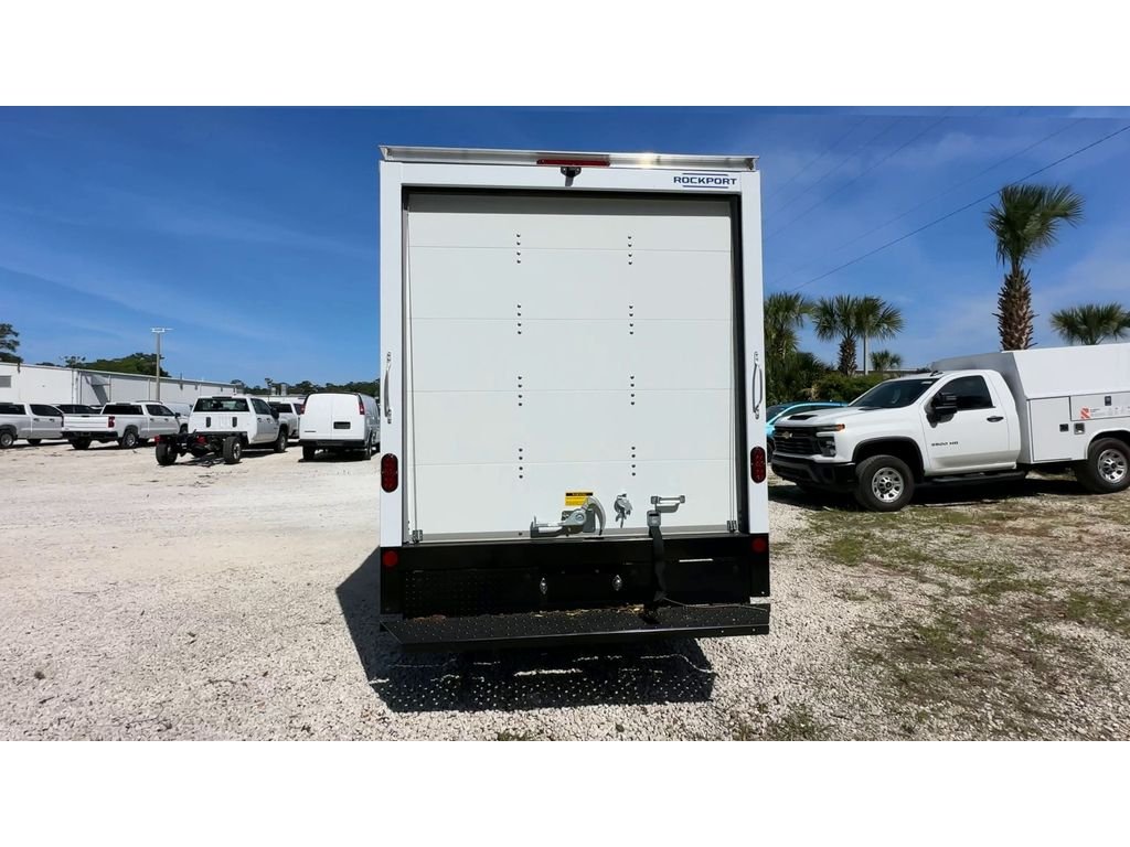 New 2025 Summit White Chevrolet 1WT image 3