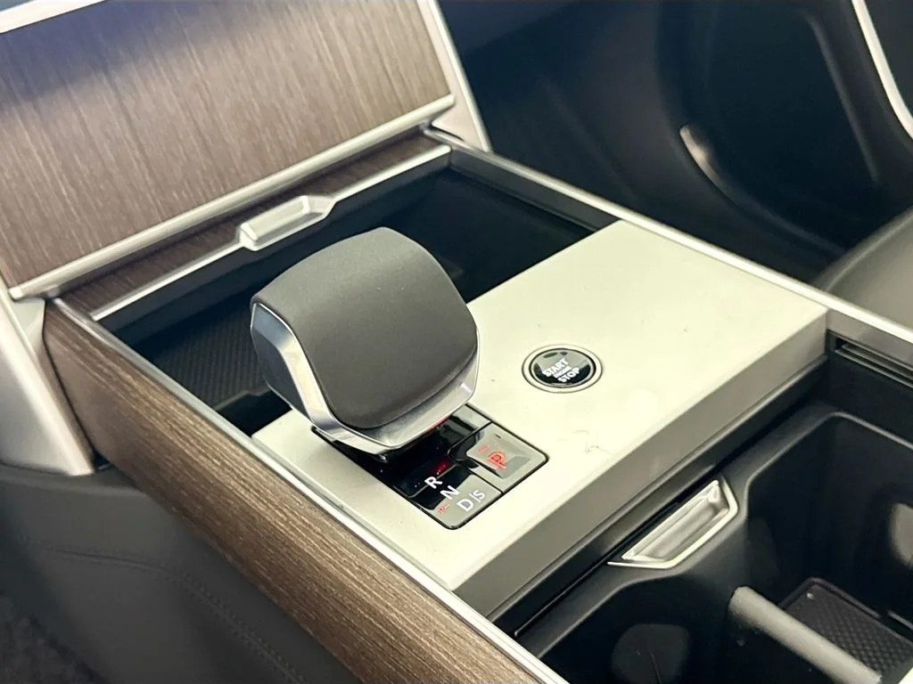 New 2026 Eiger Grey Land Rover SE image 17