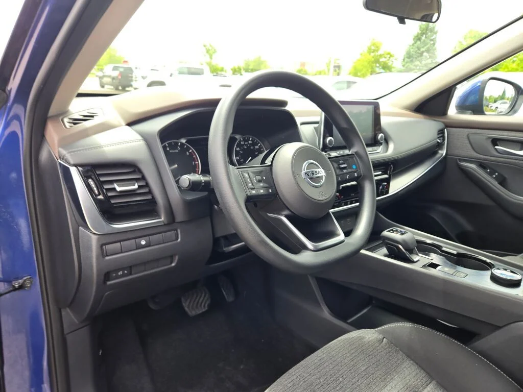 Used 2021 Blue Nissan SV image 18