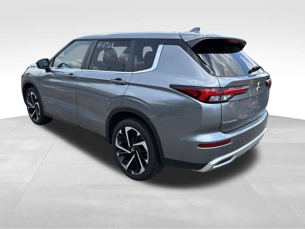 Used 2024 Silver Mitsubishi SE image 3