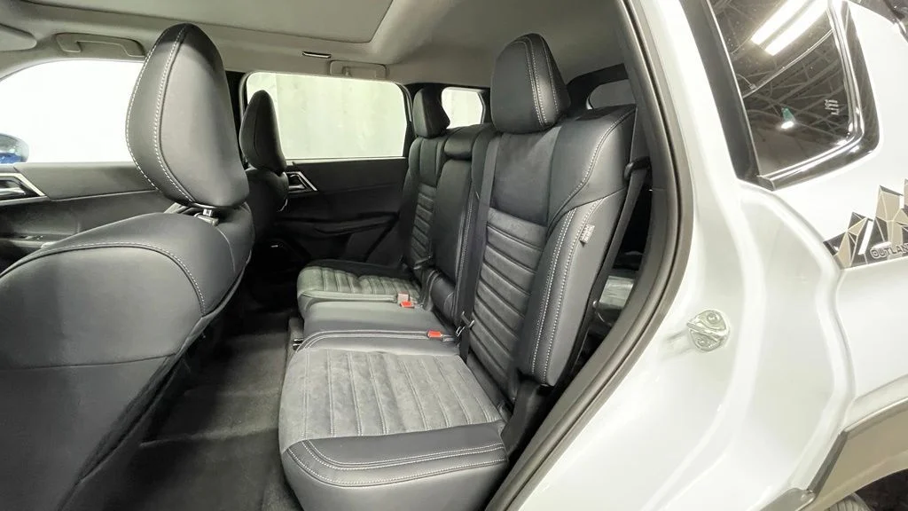 New 2026 White Diamond/Black Roof Mitsubishi TRAIL EDITION S-AWC image 25