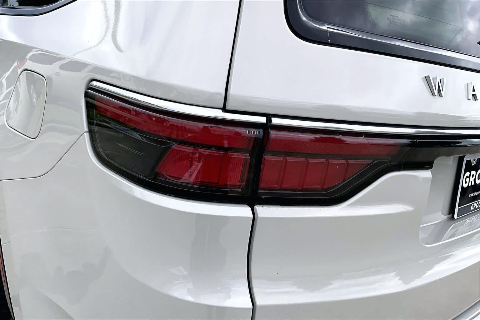 Used 2022 Luxury White Pearlcoat Jeep Series II image 27