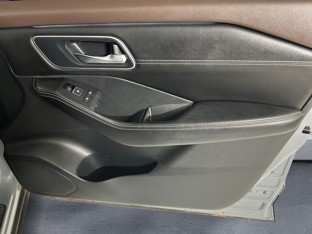 Used 2022 Gray Nissan Platinum image 15