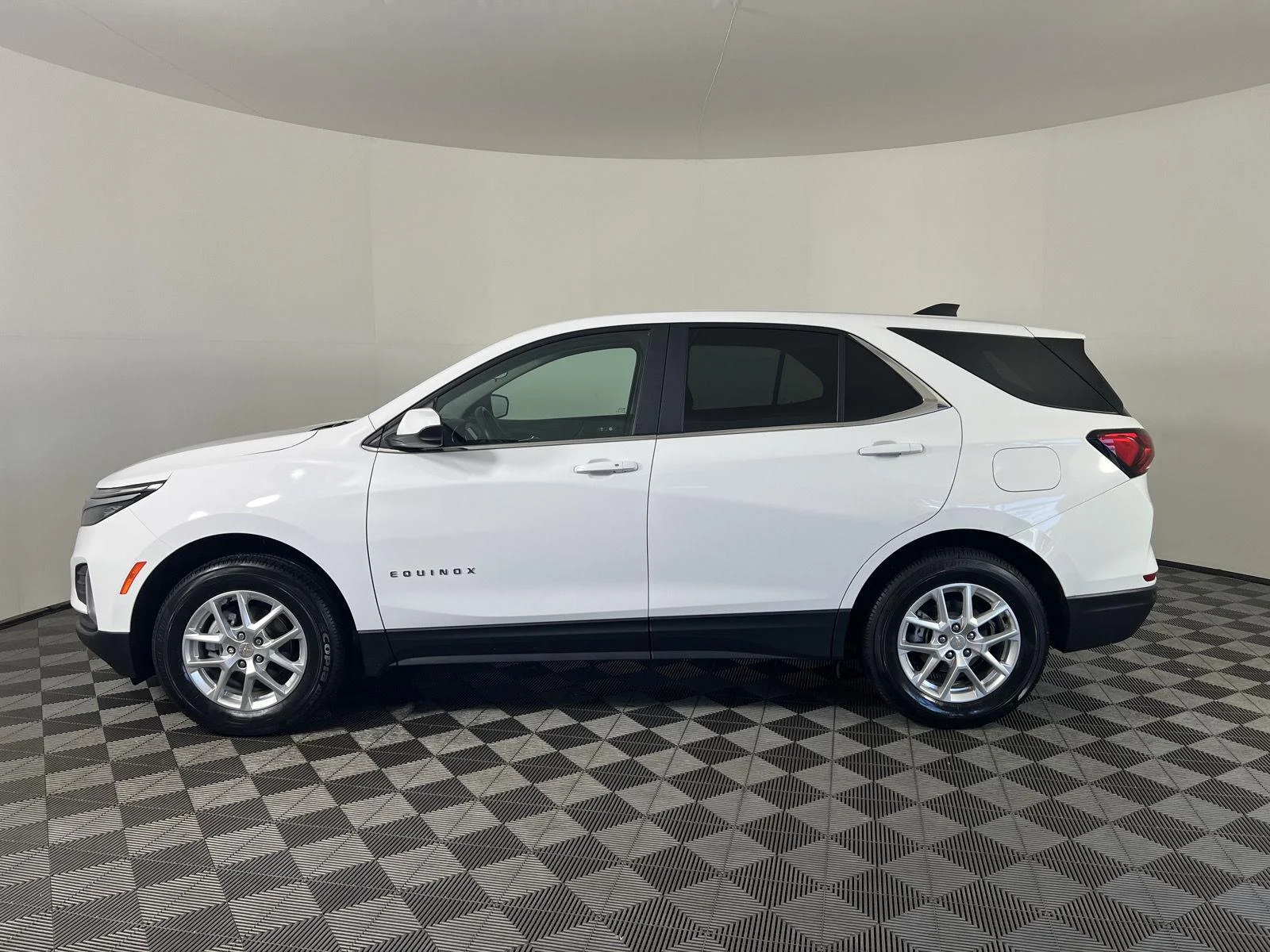 Used 2024 Summit White Chevrolet LT image 28