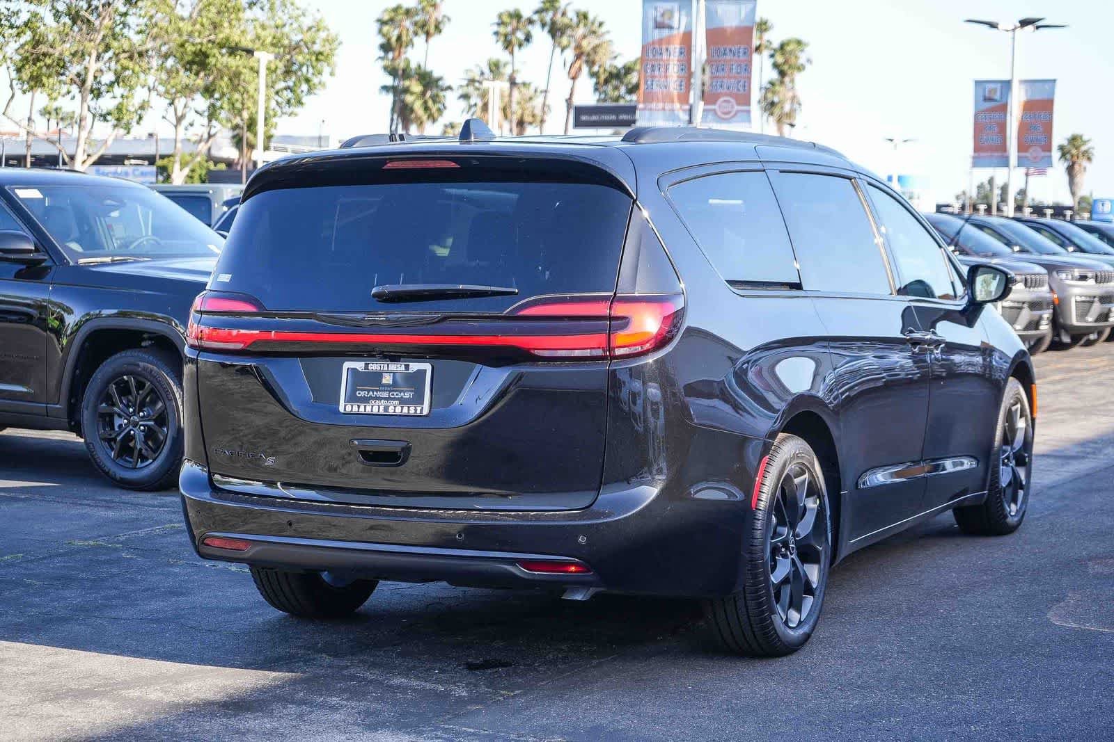 New 2026 Diamond Black Crystal Pearl-Coat Exterior Paint Chrysler Select image 6