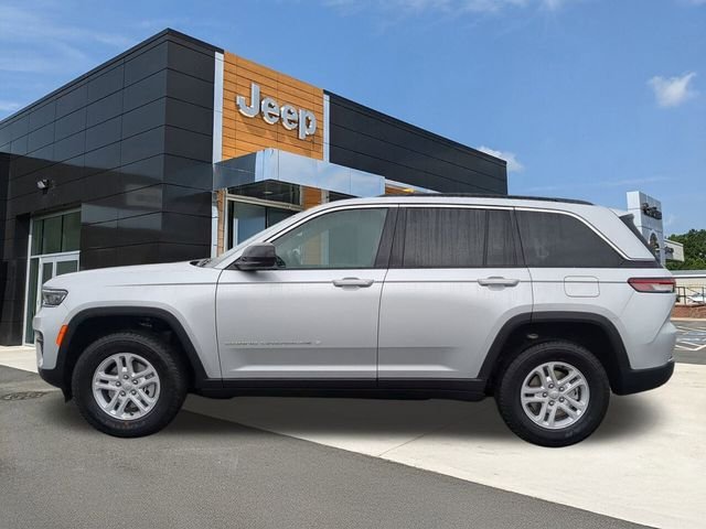 New 2025 Silver Zynith Exterior Paint Jeep Laredo image 15
