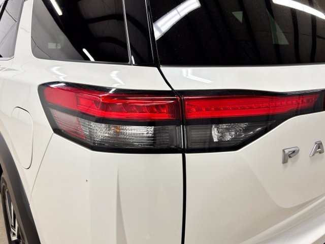 Used 2023 White Nissan Platinum image 8