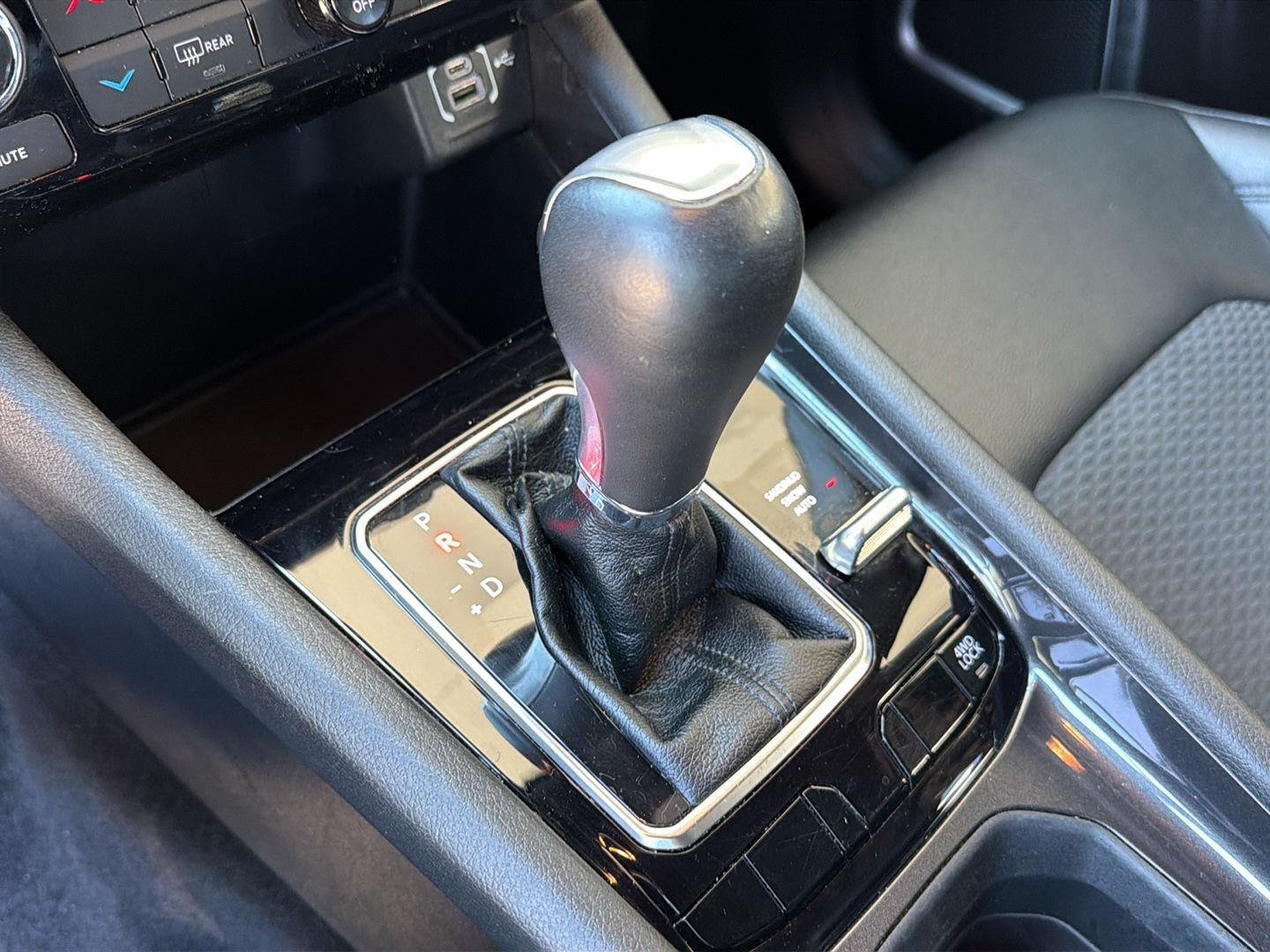Used 2024  Jeep Latitude image 26