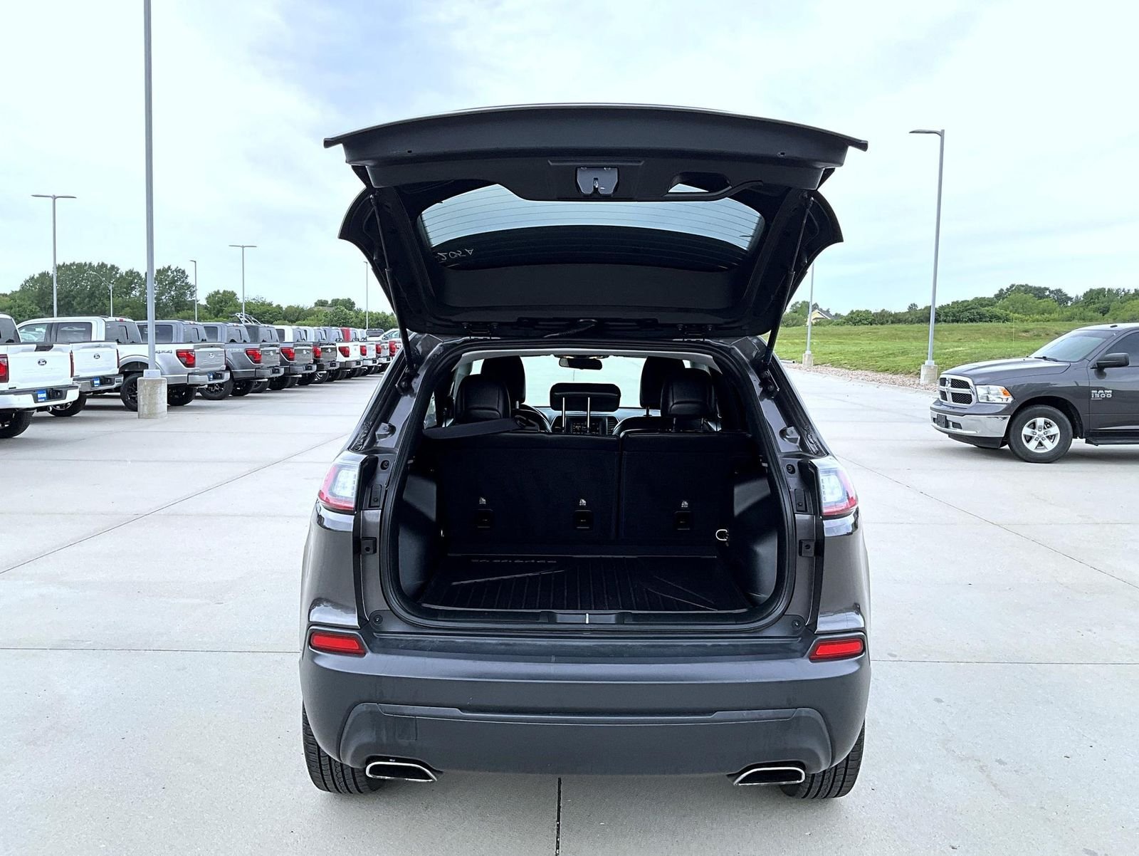 Used 2019 Gray Jeep Latitude Plus image 22