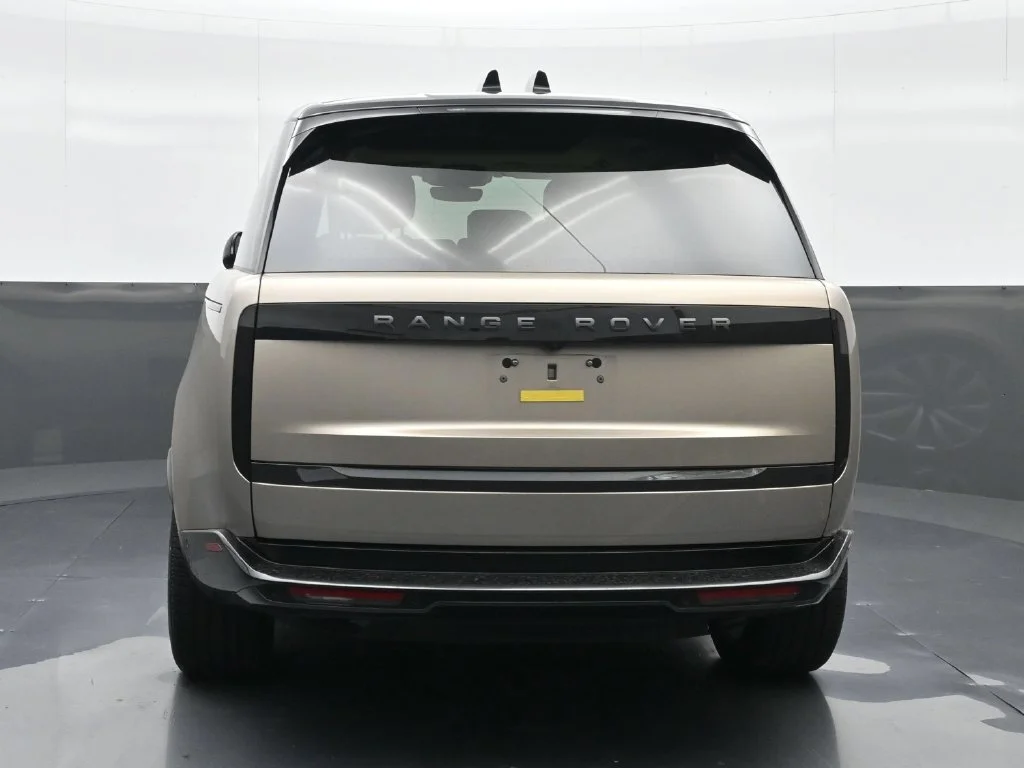 Used 2026  Land Rover SE image 7