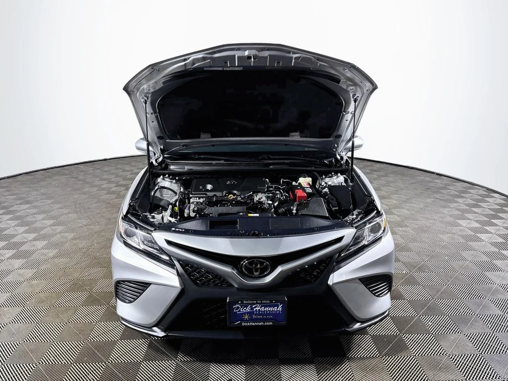 Used 2018 Silver Toyota SE image 22