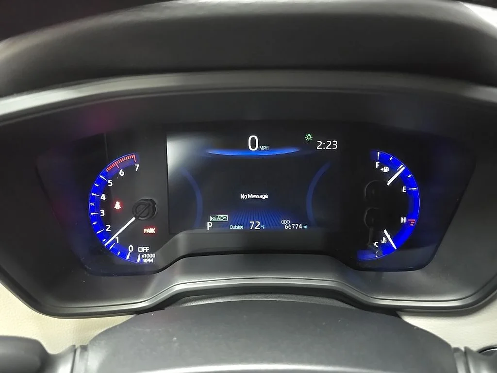 Used 2021  Toyota LE image 21