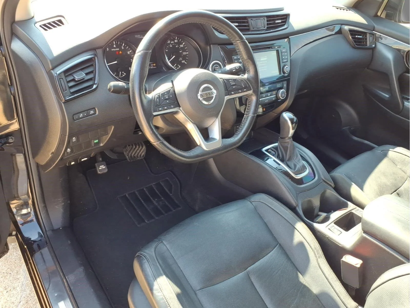 Used 2017 Magnetic Black Nissan SL image 15