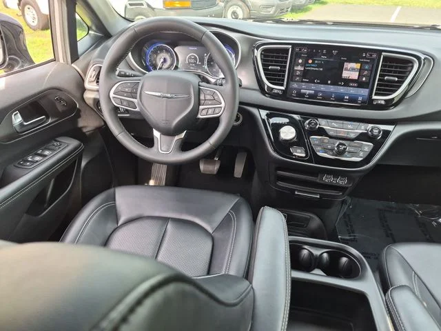 Used 2025 White Chrysler Select image 30