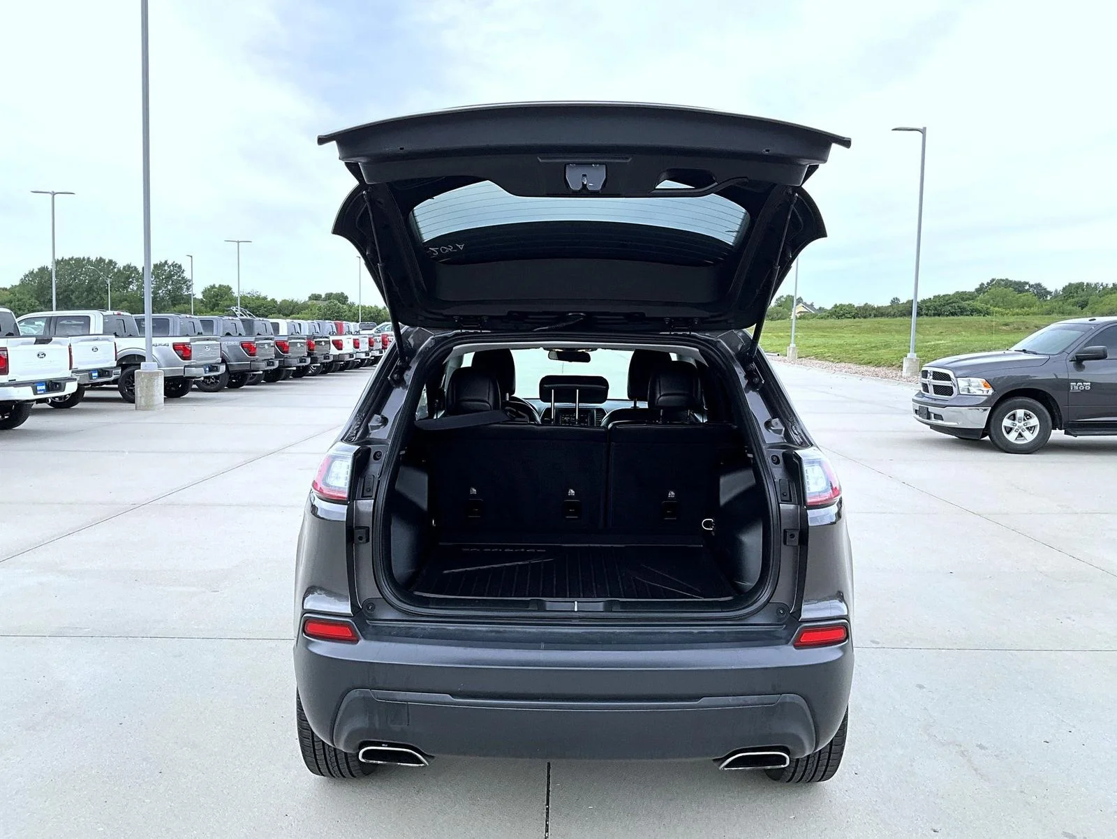 Used 2019 Gray Jeep Latitude Plus image 22