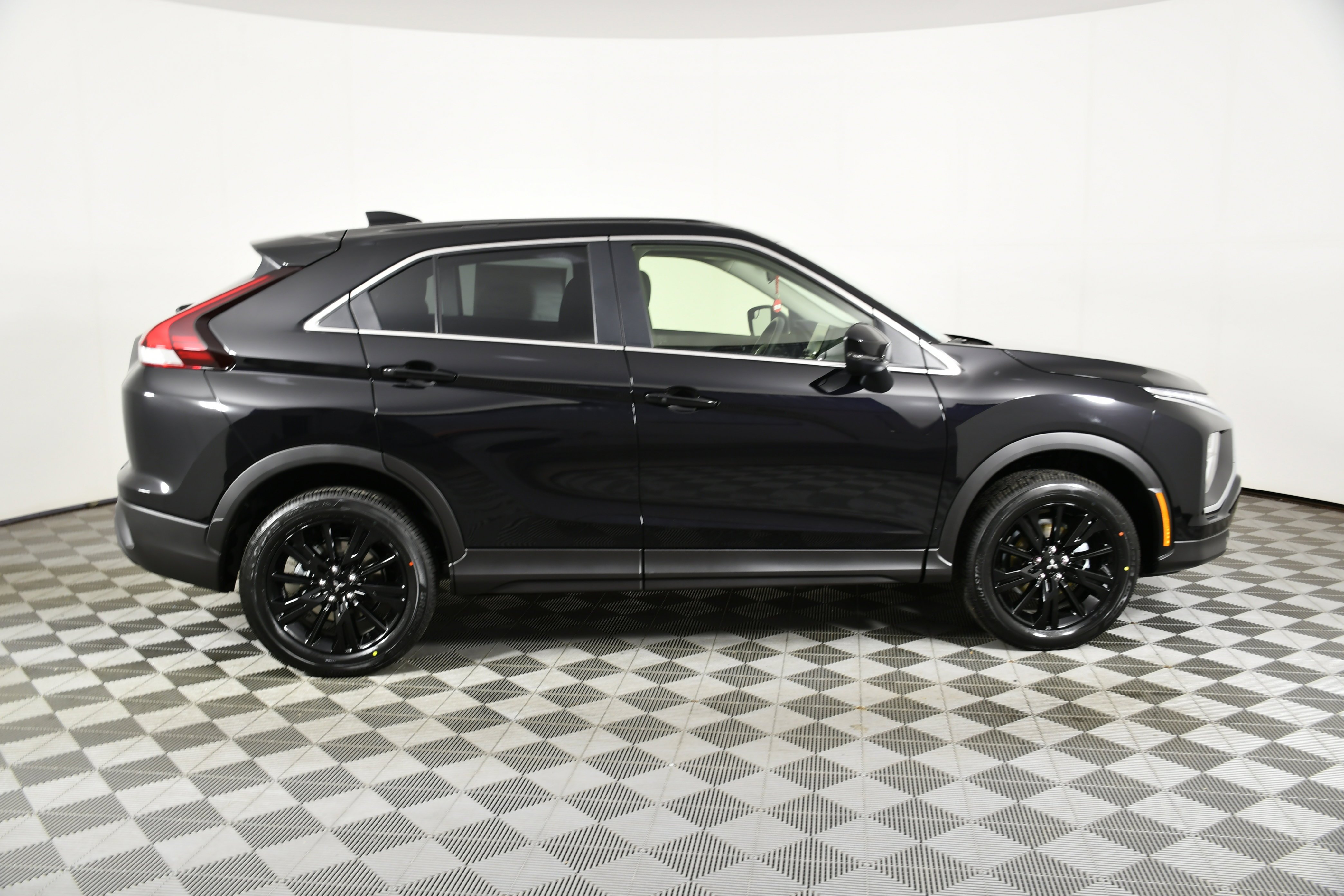 New 2026 Labrador Black Pearl Mitsubishi LE image 5