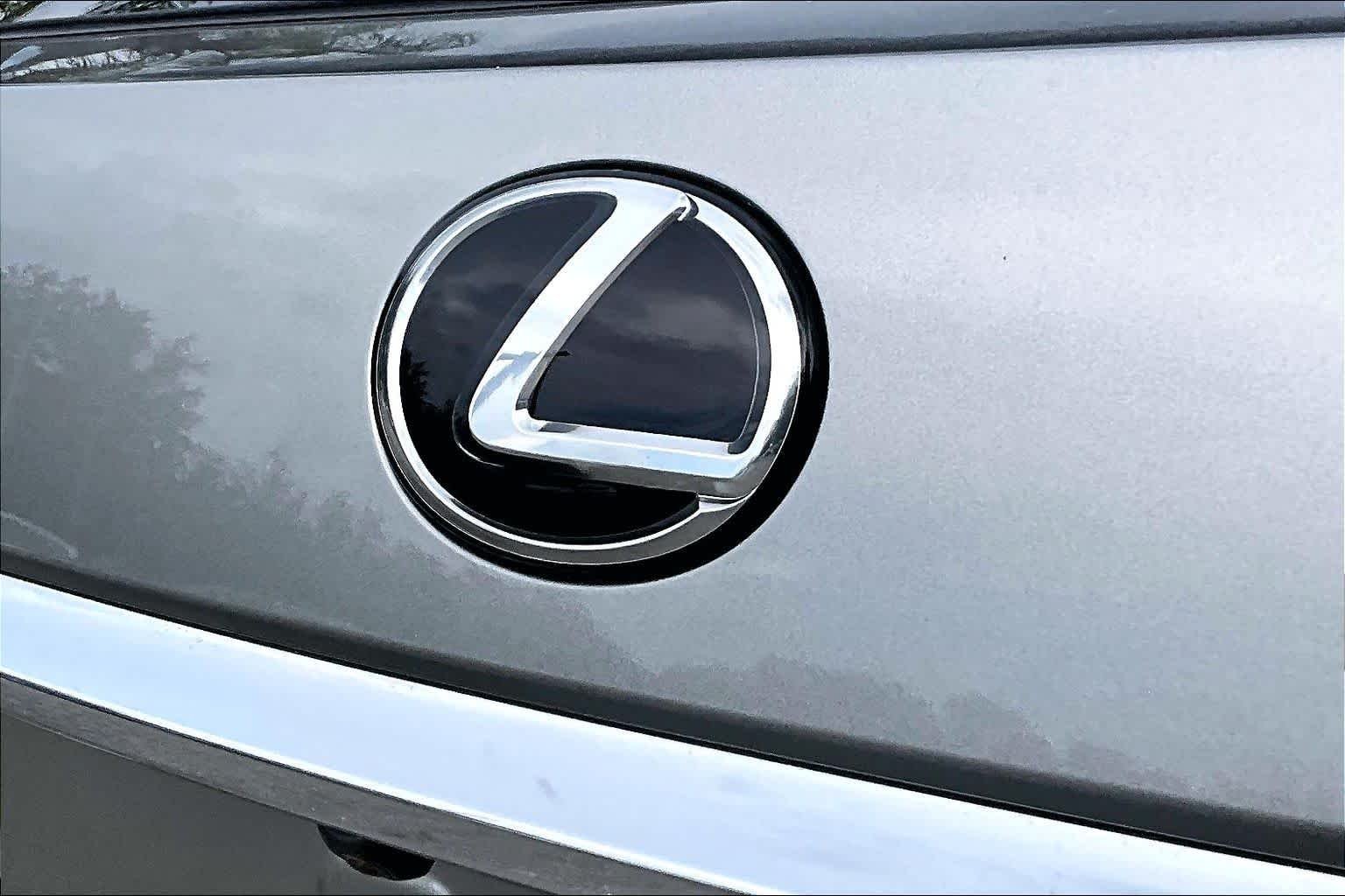 Used 2020 Atomic Silver Lexus  image 31