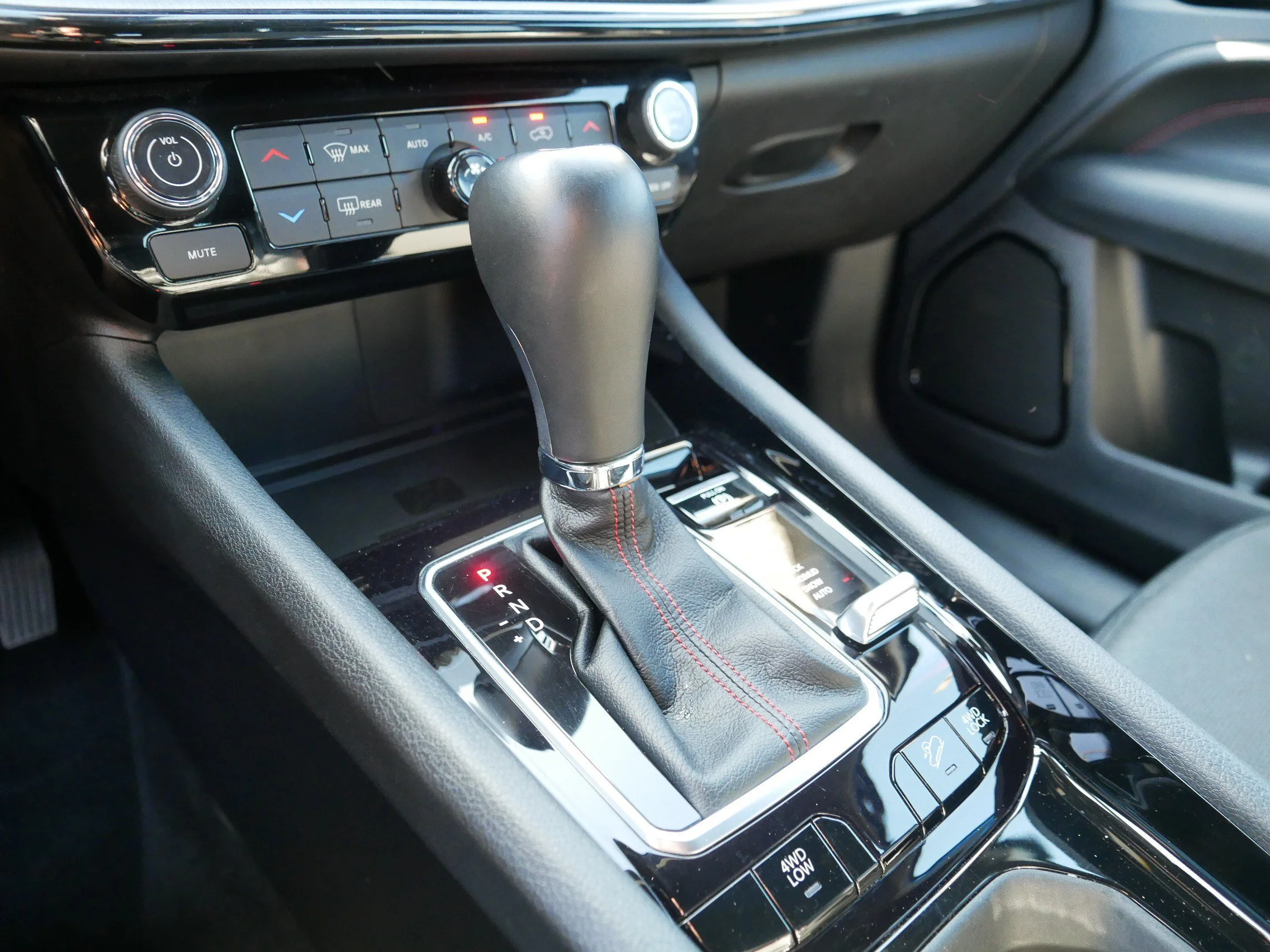 Used 2025 Hydro Blue Pearlcoat Jeep Trailhawk image 24