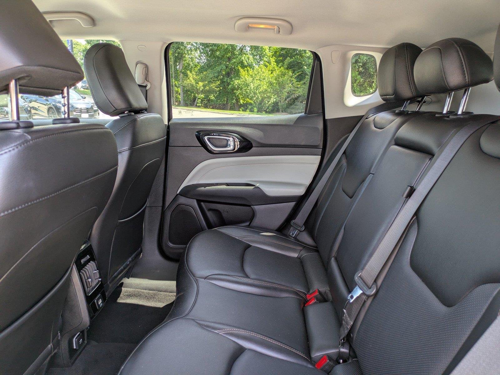 Used 2022 Diamond Black Crystal Pearlcoat Jeep Limited image 14