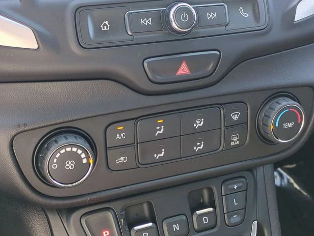 Used 2018 White GMC SLE image 19