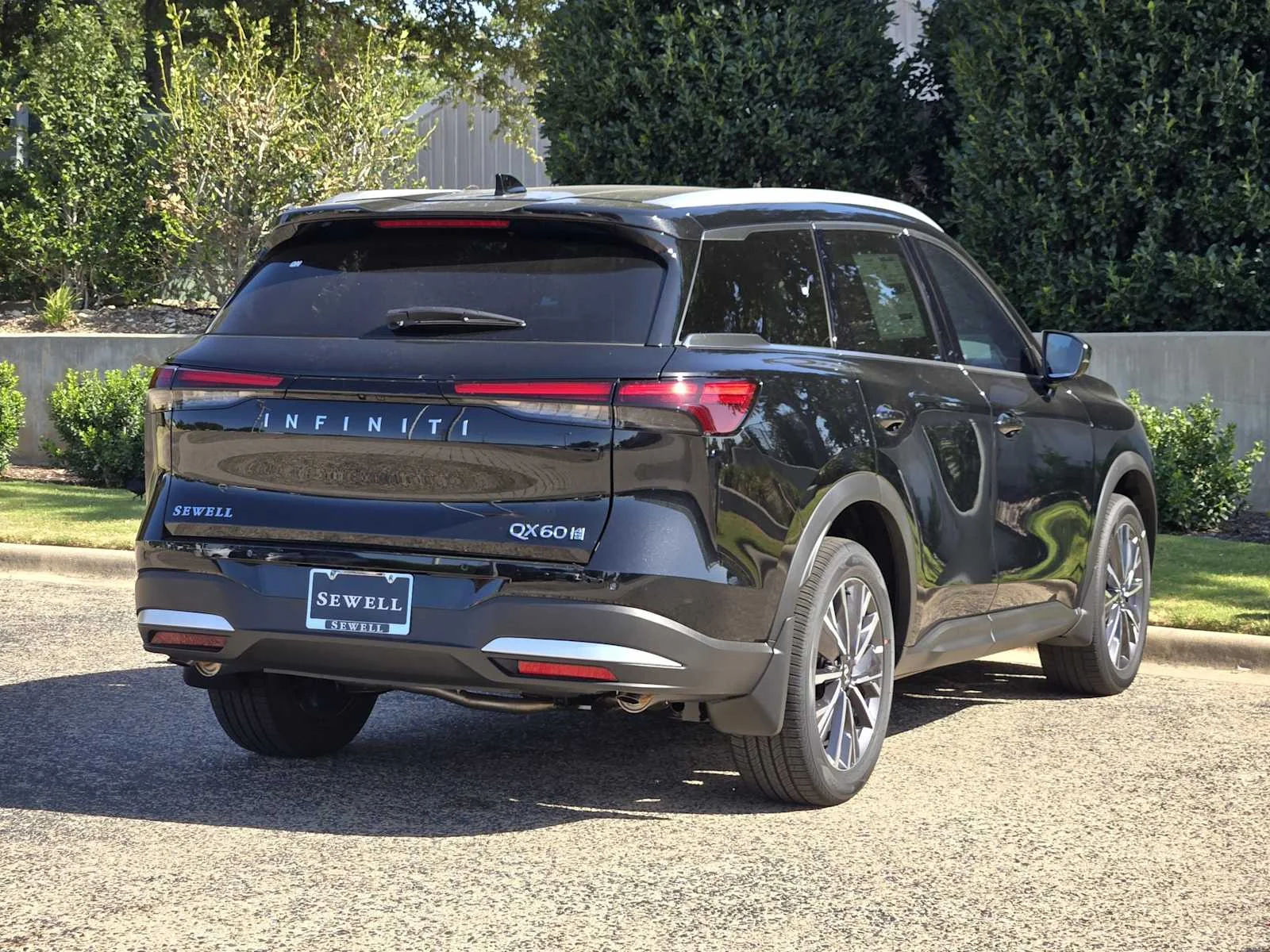 New 2027 MINERAL BLACK INFINITI Luxe AWD image 4