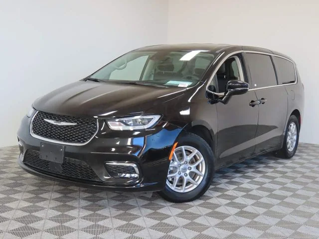 2024 Chrysler Pacifica Touring L's photo