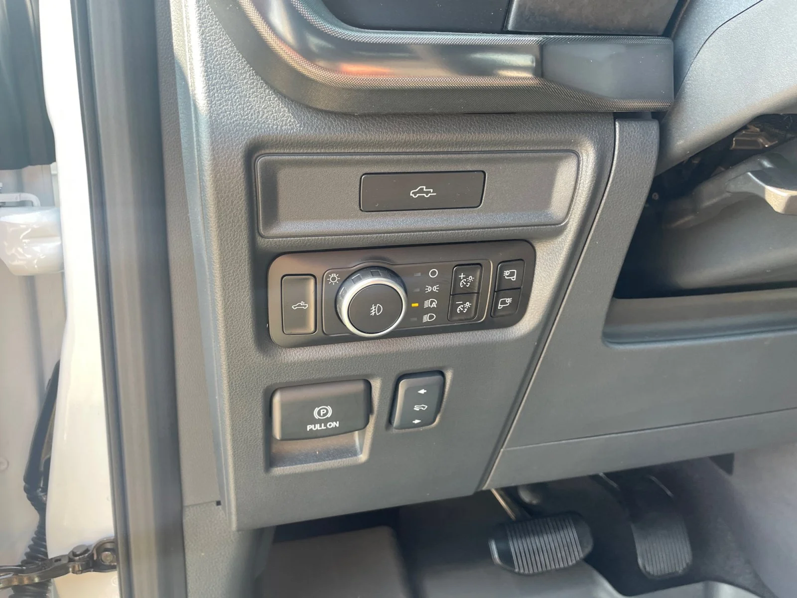New 2026 Oxford White Ford Tremor image 16