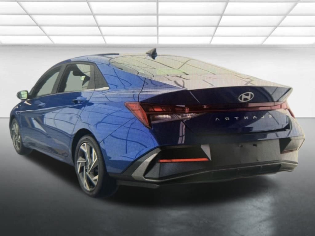 Used 2025  Hyundai SEL Convenience image 1