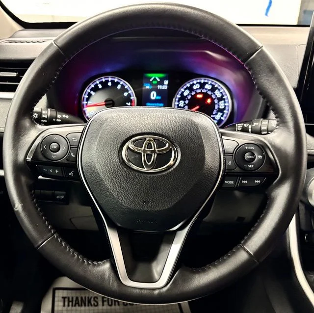 Used 2021 Red Toyota XLE Premium image 11