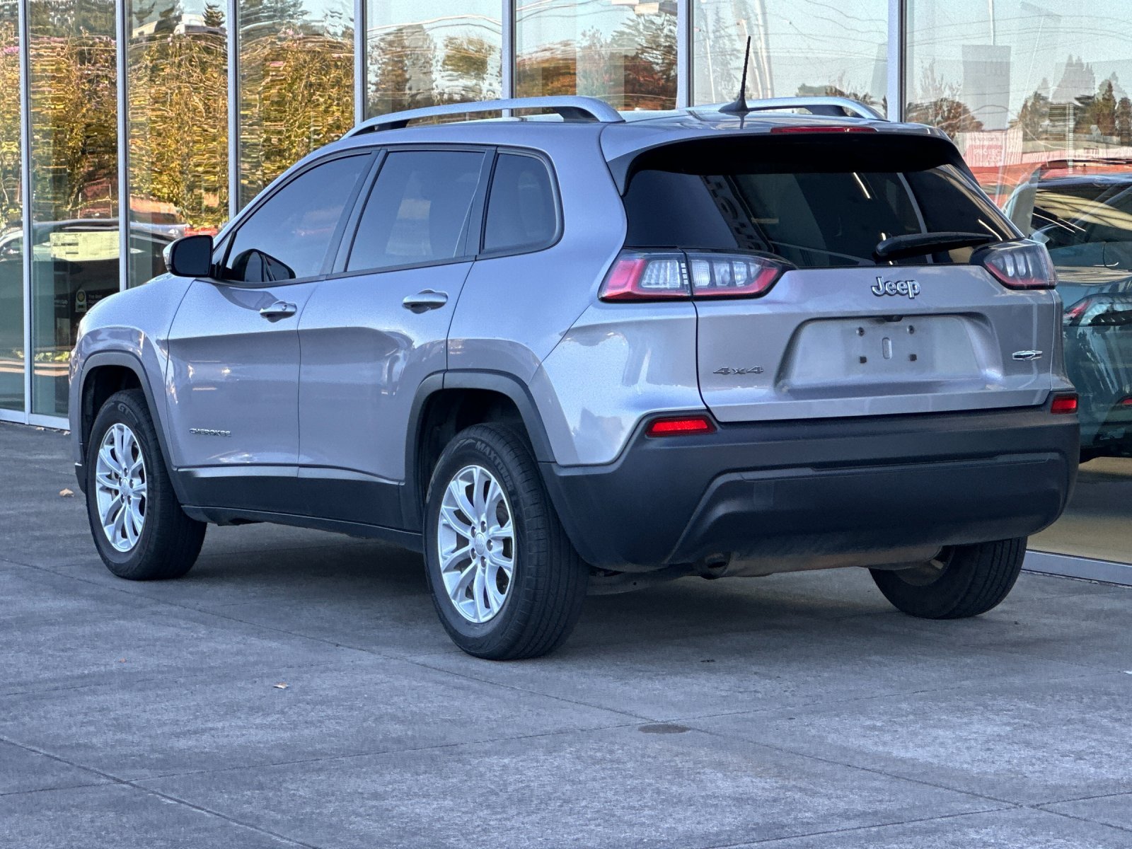 Used 2021 Billet Silver Metallic Clearcoat Jeep Latitude image 6