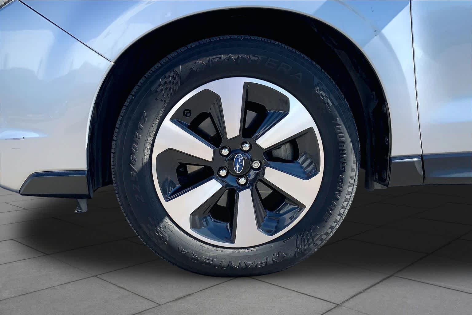 Used 2018 Ice Silver Metallic Subaru Premium image 9