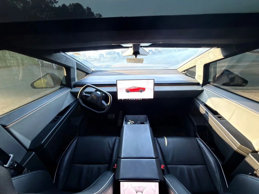 Used 2025  Tesla Base image 15
