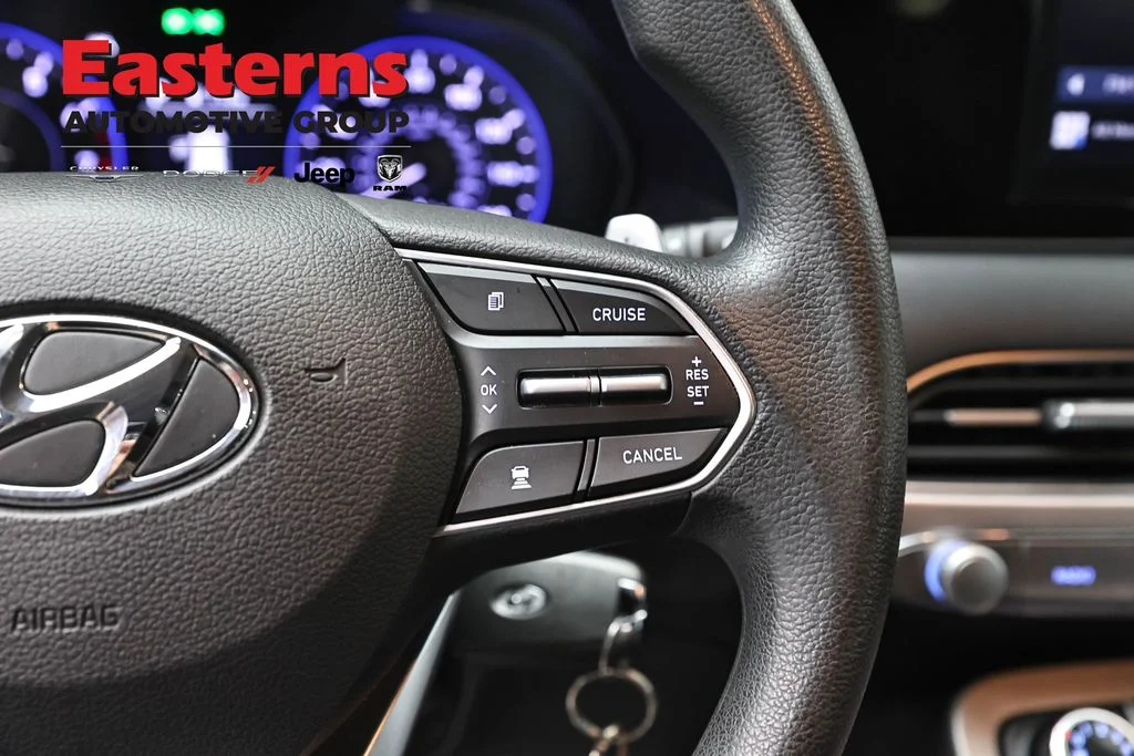 Used 2022 Black Hyundai SE image 17